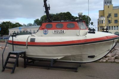 HULDA
PelastusristeilijÃ¤ Ossi Barckin apuvene Hulda on nÃ¤htÃ¤villÃ¤ Merikeskus Vellamon pihalla Kotkassa
